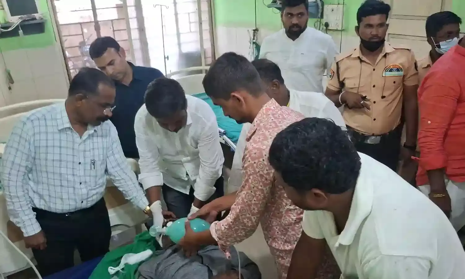 बीड में मरीज ने पेड़ पर फांसी लगाकर आत्महत्या का किया प्रयास