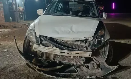 राम वनगमन मार्ग पर ट्रक ने दो कारों को मारी टक्कर, डॉक्टर समेत 2 घायल