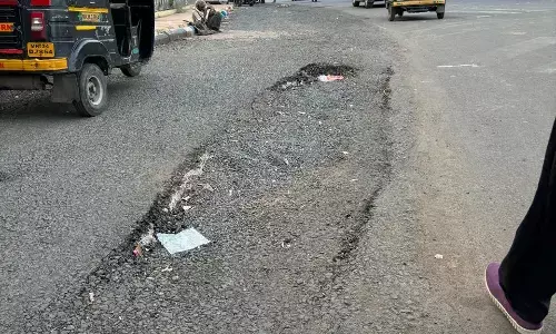 पुनर्निर्माण हुए एक माह भी नहीं बीता और धंसने लगीं शहर की सड़कें