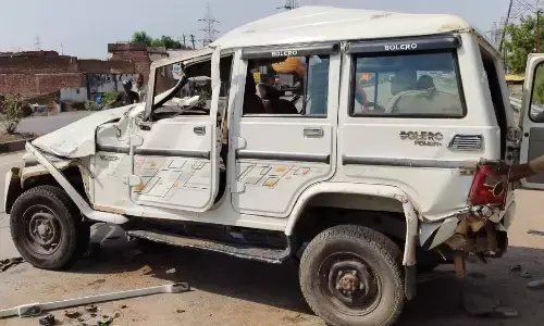 मैहर थाना अंतर्गत अमड़ा नाला के पास तेज रफ्तार हाइवे पर पलटी बोलेरो, 7 बाराती घायल