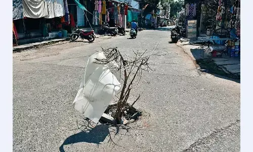 बीच सड़क पर खतरनाक गड्ढा बन रहा है हादसों का कारण