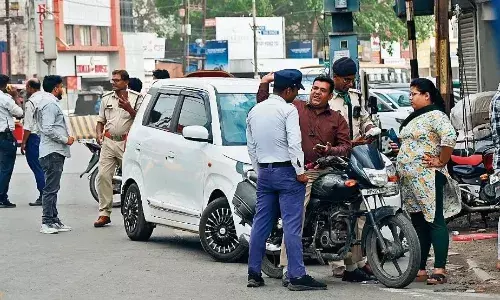 चौराहे पर नो चालान का नियम फिर भी नजर में हैं सिर्फ हेलमेट