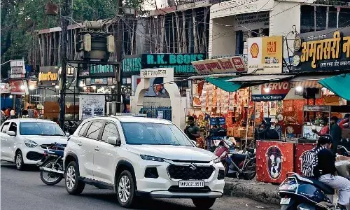 रांझी के नगर निगम मार्केट में पार्किंग की जगह नहीं, फिर कैसे दे दी गई फर्स्ट फ्लोर में दुकान बनाने की परमिशन