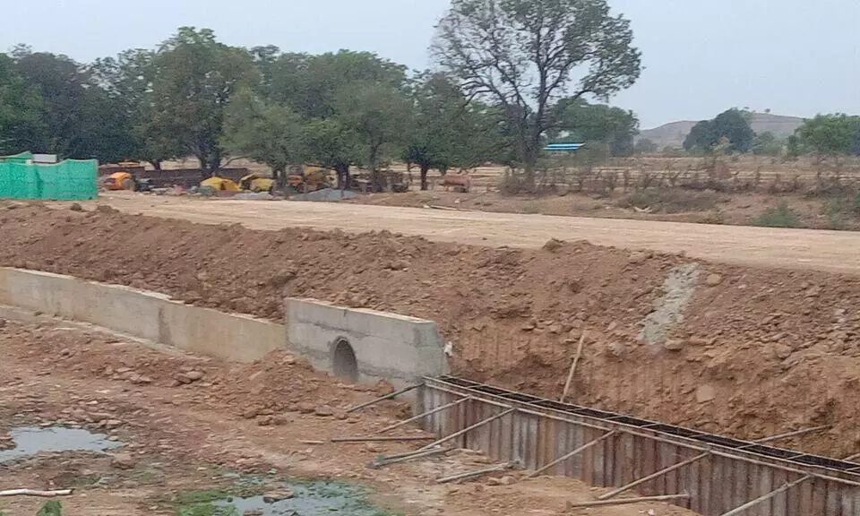 राष्ट्रीय राजमार्ग का गुणवत्ता विहीन हो रहा निर्माण कार्य, ग्रामीणों ने लगाये आरोप राष्ट्रीय राजमार्ग का गुणवत्ता विहीन हो रहा निर्माण कार्य, ग्रामीणों ने लगाये आरोप