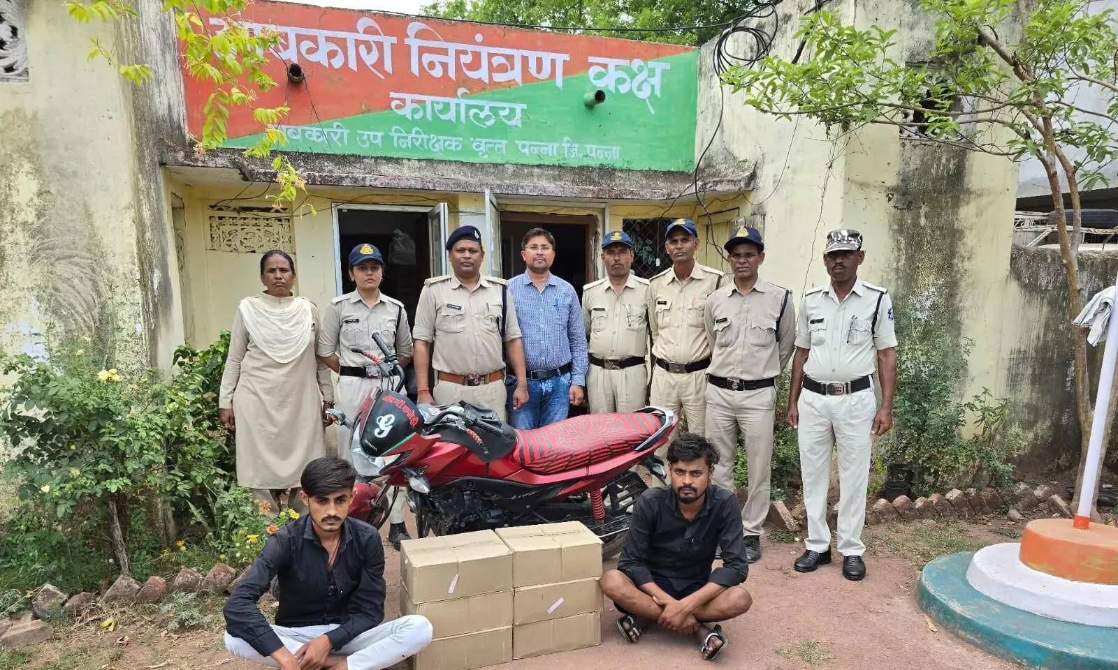 आबकारी पुलिस ने शराब का अवैध परिवहन करते हुए दो आरोपियों को किया गिरफ्तार आबकारी पुलिस ने शराब का अवैध परिवहन करते हुए दो आरोपियों को किया गिरफ्तार
