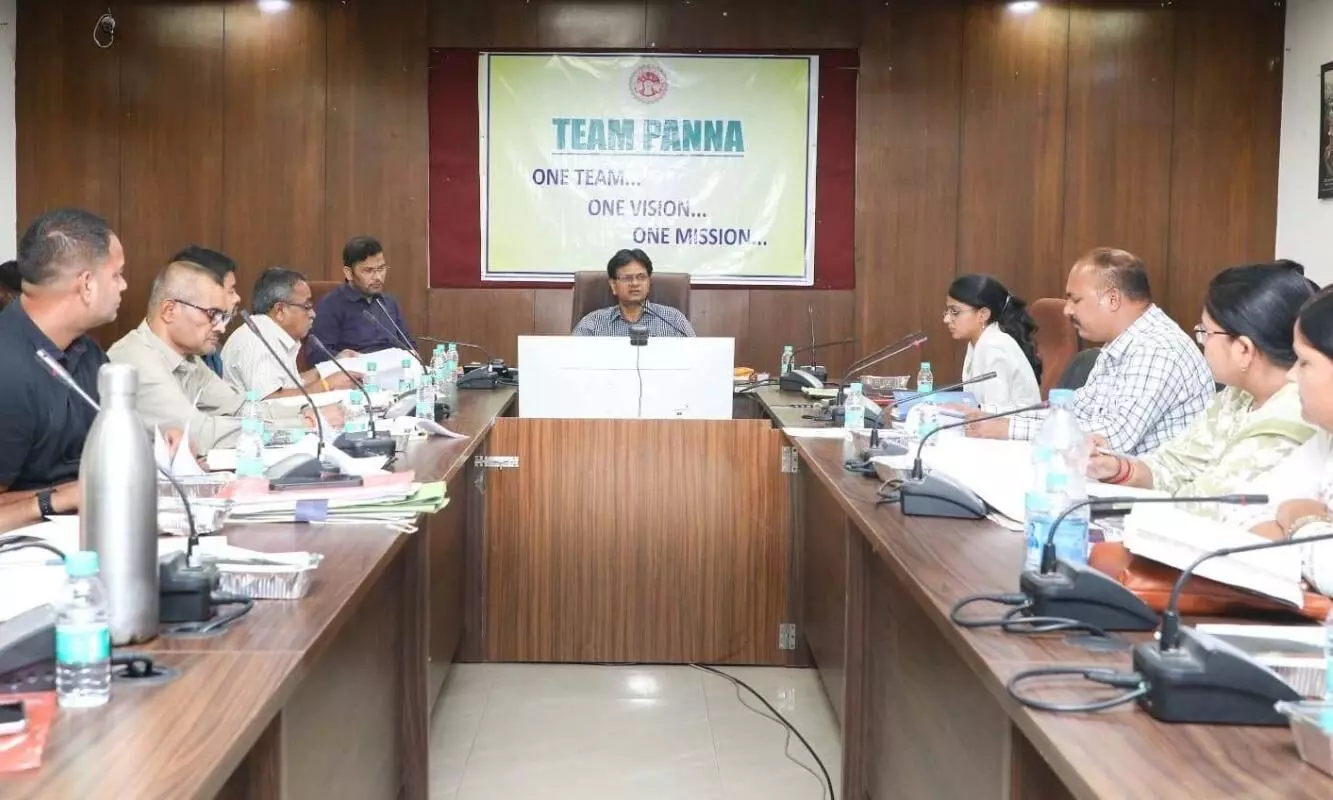 कलेक्टर की अध्यक्षता में हुई राजस्व अधिकारियों की समीक्षा बैठक कलेक्टर की अध्यक्षता में हुई राजस्व अधिकारियों की समीक्षा बैठक