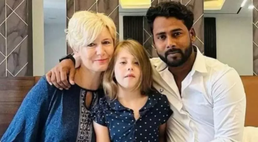 पोलैंड की महिला को इंस्टा पर झारखंड के युवक से हुआ प्यार, बेटी के साथ चली आई सात समंदर पार पोलैंड की महिला को इंस्टा पर झारखंड के युवक से हुआ प्यार, बेटी के साथ चली आई सात समंदर पार