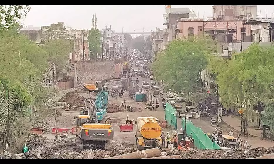 फिर देरी, कटघरे में एनएचएआई - पांचपावली उड़ानपुल 25 दिन में सिर्फ 30 फीसदी तोड़ा फिर देरी, कटघरे में एनएचएआई - पांचपावली उड़ानपुल 25 दिन में सिर्फ 30 फीसदी तोड़ा