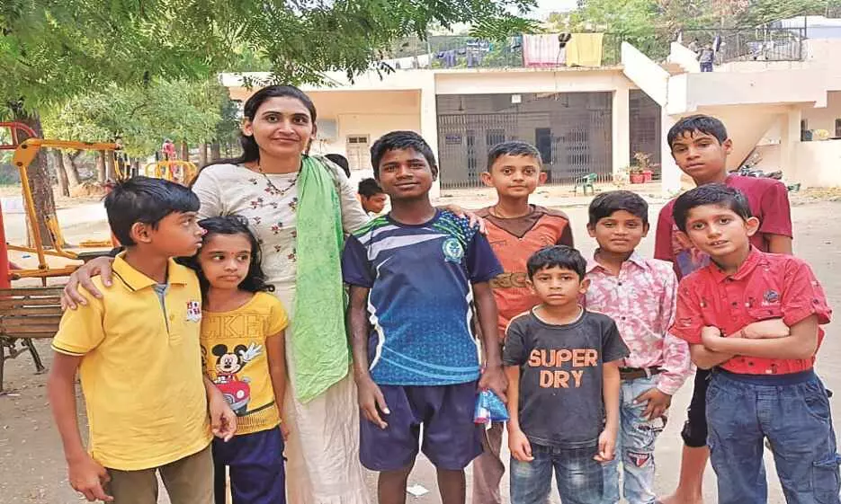 भीख मांगने वाले बच्चों के मुस्कुराने की वजह बनीं खुशी, चेहरे पर देखी जा रही रौनक भीख मांगने वाले बच्चों के मुस्कुराने की वजह बनीं खुशी, चेहरे पर देखी जा रही रौनक