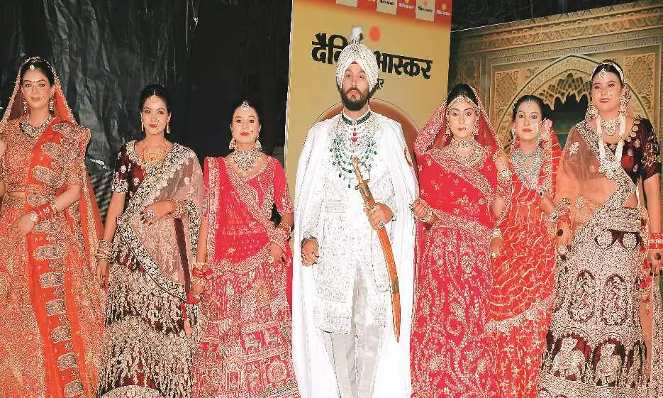 रैंप पर थिरके मॉडल्स, दिखा खूबसूरती और हुनर का अनोखा संगम - खूब बटोरी तालियां रैंप पर थिरके मॉडल्स, दिखा खूबसूरती और हुनर का अनोखा संगम - खूब बटोरी तालियां