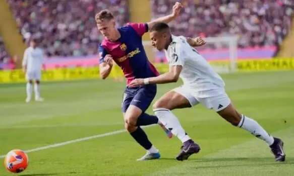 एमबाप्पे के हैट्रिक के बावजूद मैड्रिड को झेलनी पड़ी हार, El Clasico में बार्सिलोना ने 4-3 से दर्ज की रोमांचक जीत एमबाप्पे के हैट्रिक के बावजूद मैड्रिड को झेलनी पड़ी हार, El Clasico में बार्सिलोना ने 4-3 से दर्ज की रोमांचक जीत