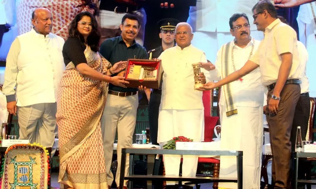 जनजातीय कला और शिल्प हमारी लोक संस्कृति की अनमोल धरोहर- राज्यपाल मंगुभाई पटेल जनजातीय कला और शिल्प हमारी लोक संस्कृति की अनमोल धरोहर- राज्यपाल मंगुभाई पटेल