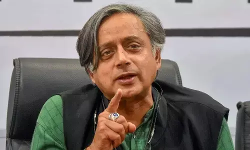 उसकी फितरत है मुकर जाने की, पाकिस्तान के सीजफायर तोड़ने पर शशि थरूर ने शायराना अंदाज में बोला हमला उसकी फितरत है मुकर जाने की, पाकिस्तान के सीजफायर तोड़ने पर शशि थरूर ने शायराना अंदाज में बोला हमला