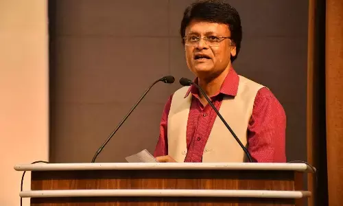 कुलगुरु विजय मनोहर तिवारी ने विजेता विद्यार्थियों को दी बधाई कुलगुरु विजय मनोहर तिवारी ने विजेता विद्यार्थियों को दी बधाई