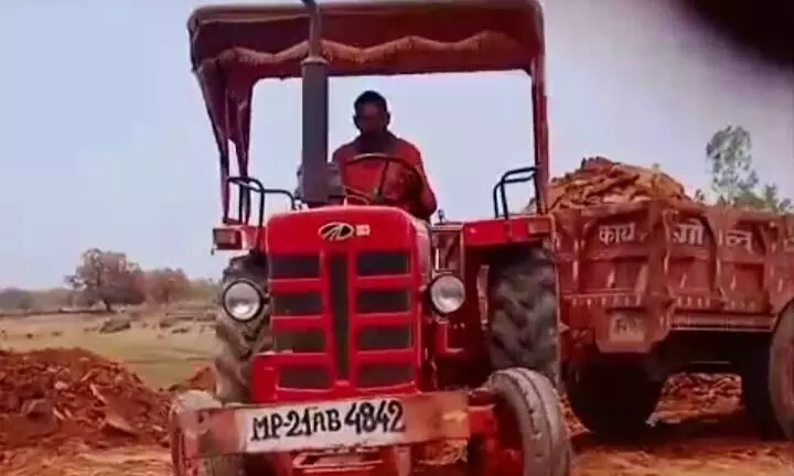 तिदनी पंचायत में मशीनों से कराया जा रहा तालाब का जीर्णोद्धार, मजदूरों ने काम मांगे जाने को लेकर जपं सीईओ से शिकायत तिदनी पंचायत में मशीनों से कराया जा रहा तालाब का जीर्णोद्धार, मजदूरों ने काम मांगे जाने को लेकर जपं सीईओ से शिकायत