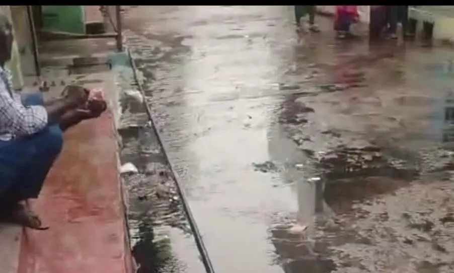 हल्की सी बारिश में जमा हुई नाली, बाजार तथा घरों के सामने जमा हुई गंदगी हल्की सी बारिश में जमा हुई नाली, बाजार तथा घरों के सामने जमा हुई गंदगी
