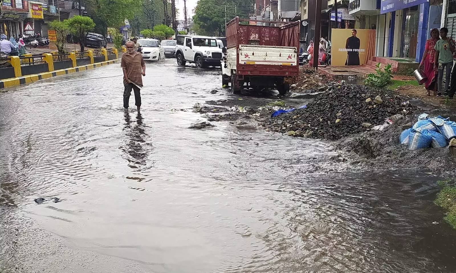 बेमौसम की जरा सी बारिश और उफान पर नालियां बेमौसम की जरा सी बारिश और उफान पर नालियां