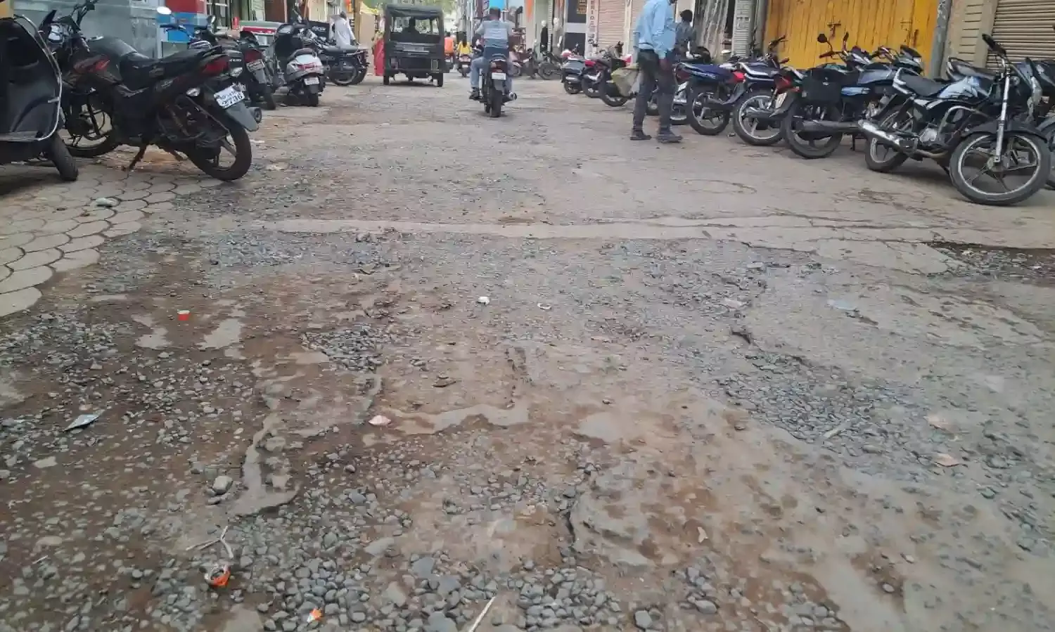 स्टेशन पहुंच मार्ग के गड्ढे कर रहे चोटिल