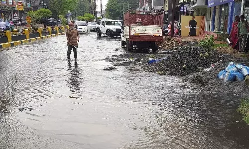 बेमौसम की जरा सी बारिश और उफान पर नालियां