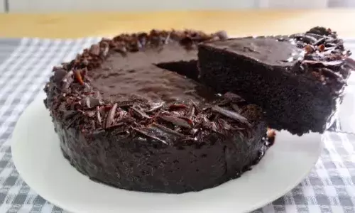 मीठा खाने की क्रेविंग को करें दूर, घर पर ही बनाएं चॉकलेट केक, मन हो जाएगा खुश