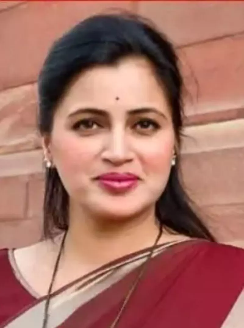 सिंदूर का जिक्र कर नवनीत राणा को पाकिस्तान से धमकी सिंदूर का जिक्र कर नवनीत राणा को पाकिस्तान से धमकी