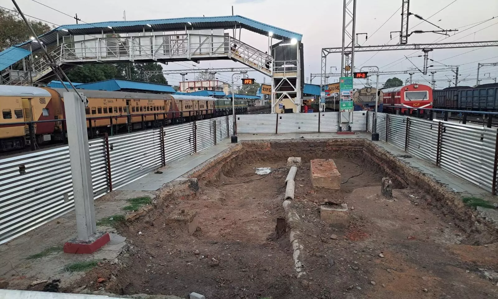 शहडोल रेलवे स्टेशन पर रैंप निर्माण को लेकर रेलमंत्री व सांसद के आश्वासन के बीच-एफओबी की खुदाई शुरू शहडोल रेलवे स्टेशन पर रैंप निर्माण को लेकर रेलमंत्री व सांसद के आश्वासन के बीच-एफओबी की खुदाई शुरू