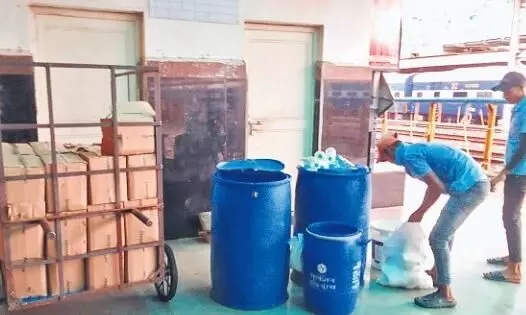 रेल नीर को ट्रेन में ही जगह नहीं, ब्रांडेड नामों से मिलती-जुलती पानी की बोतलें हुईं जब्त रेल नीर को ट्रेन में ही जगह नहीं, ब्रांडेड नामों से मिलती-जुलती पानी की बोतलें हुईं जब्त