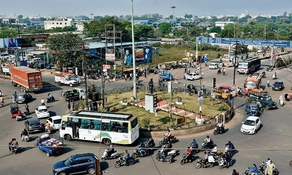 दीनदयाल चौक: जहां 2 साल में फ्लाईओवर बनाने का सपना दिखाया वहां पर मिट्टी की टेस्टिंग तक नहीं दीनदयाल चौक: जहां 2 साल में फ्लाईओवर बनाने का सपना दिखाया वहां पर मिट्टी की टेस्टिंग तक नहीं