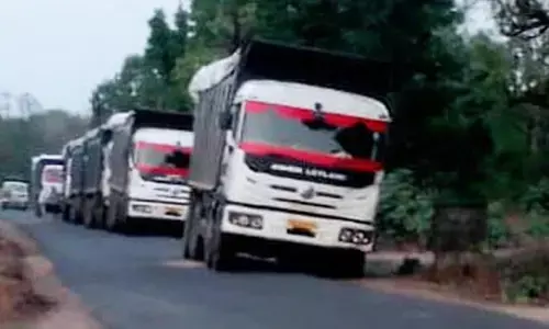 जंगल के भीतर से गुजरने वाली सड़कों से फर्राटे से गुजर रहे रेत लदे वाहन