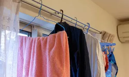 अगर आप भी अपने घर के अंदर सुखाते हैं कपड़े, तो हो जाएं सावधान, बैक्टिरियाज से बचें, इन टिप्स को करें फॉलो अगर आप भी अपने घर के अंदर सुखाते हैं कपड़े, तो हो जाएं सावधान, बैक्टिरियाज से बचें, इन टिप्स को करें फॉलो