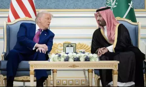 सऊदी अरब के दौरे पर पहुंचे ट्रंप, क्राउन प्रिंस मोहम्मद बिन सलमान की तारीफ की, कल खाड़ी देशों के शिखर सम्मेलन में लेंगे भाग सऊदी अरब के दौरे पर पहुंचे ट्रंप, क्राउन प्रिंस मोहम्मद बिन सलमान की तारीफ की, कल खाड़ी देशों के शिखर सम्मेलन में लेंगे भाग