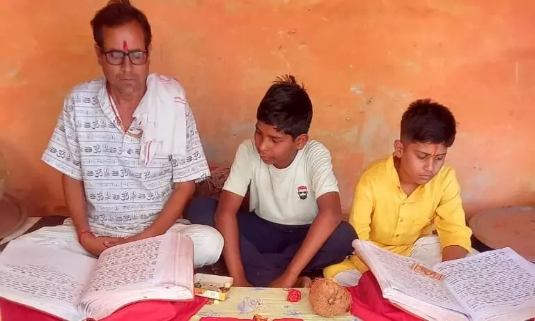 हनुमान जी मंदिर में अखण्ड पाठ के बाद भण्डारे का आयोजन हनुमान जी मंदिर में अखण्ड पाठ के बाद भण्डारे का आयोजन