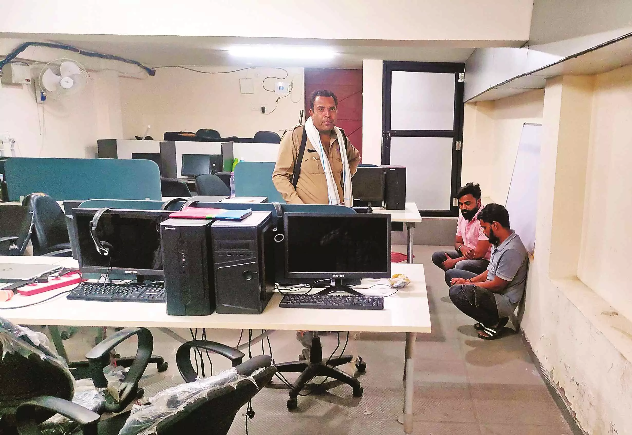 नागपुर पुलिस का इंदौर के कॉल सेंटर पर छापा, तीन आरोपी गिरफ्तार नागपुर पुलिस का इंदौर के कॉल सेंटर पर छापा, तीन आरोपी गिरफ्तार