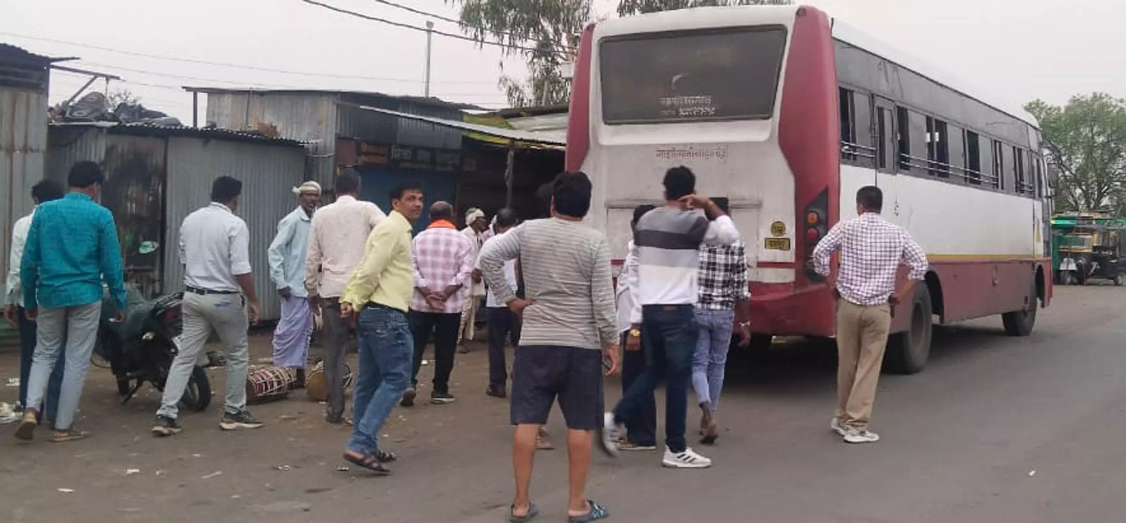धारणी में एसटी बस बनी मुसाफिरों के लिए संकट, यात्रियों को लगाना पड़ा धक्का धारणी में एसटी बस बनी मुसाफिरों के लिए संकट, यात्रियों को लगाना पड़ा धक्का