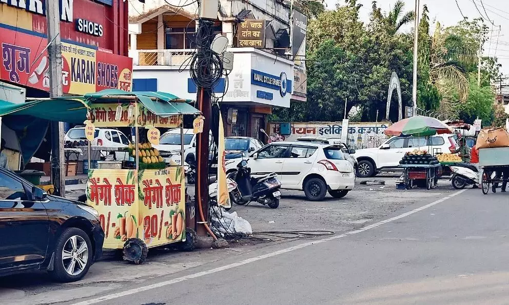 मालवीय चौक से करमचंद चौक तक फल के ठेले बने मुसीबत मालवीय चौक से करमचंद चौक तक फल के ठेले बने मुसीबत