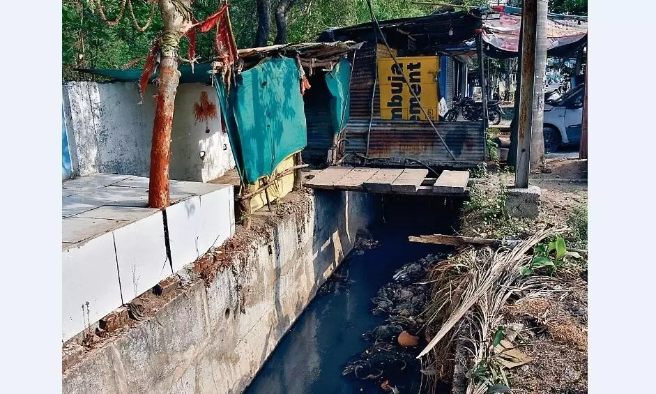 पक्के नाले के ऊपर बना लीं दुकानें, कैसे होगी सफाई पक्के नाले के ऊपर बना लीं दुकानें, कैसे होगी सफाई
