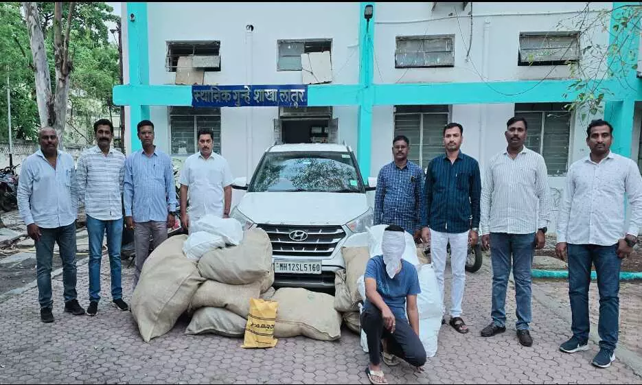 क्राइम ब्रांच ने प्रतिबंधित गुटखा जब्त कर वाहन समेत 12 लाख 54 हजार माल किया बरामद क्राइम ब्रांच ने प्रतिबंधित गुटखा जब्त कर वाहन समेत 12 लाख 54 हजार माल किया बरामद