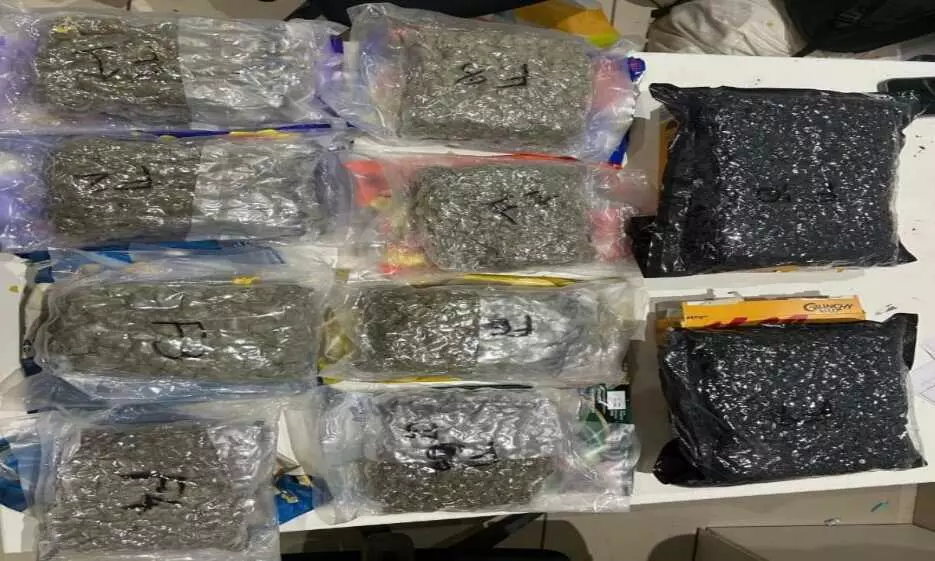 एयरपोर्ट पर 10 करोड़ का ड्रग्स जब्त, मामले में तीन आरोपी गिरफ्तार एयरपोर्ट पर 10 करोड़ का ड्रग्स जब्त, मामले में तीन आरोपी गिरफ्तार