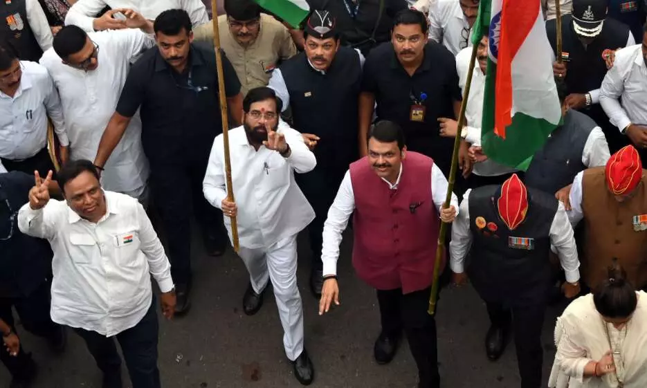 मुख्यमंत्री देवेंद्र फडणवीस ने कहा- भारतीय सेना ने दिखा दिया हमें कोई झुका नहीं सकता मुख्यमंत्री देवेंद्र फडणवीस ने कहा- भारतीय सेना ने दिखा दिया हमें कोई झुका नहीं सकता