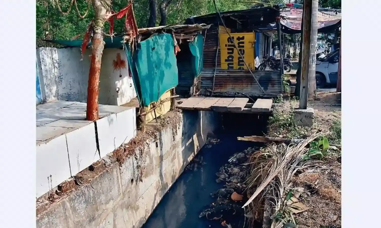 पक्के नाले के ऊपर बना लीं दुकानें, कैसे होगी सफाई