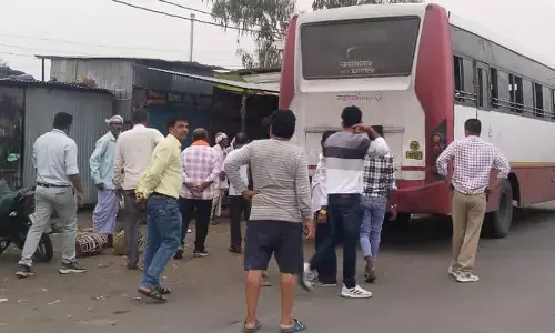 धारणी में एसटी बस बनी मुसाफिरों के लिए संकट, यात्रियों को लगाना पड़ा धक्का धारणी में एसटी बस बनी मुसाफिरों के लिए संकट, यात्रियों को लगाना पड़ा धक्का