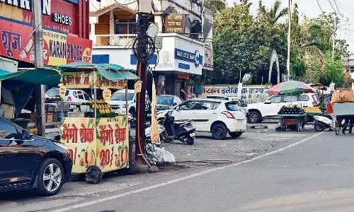 मालवीय चौक से करमचंद चौक तक फल के ठेले बने मुसीबत