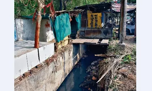 पक्के नाले के ऊपर बना लीं दुकानें, कैसे होगी सफाई