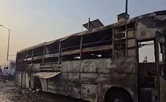 बिहार से दिल्ली जा रही एक स्लीपर बस में लगी आग, कई यात्री झुलसे बिहार से दिल्ली जा रही एक स्लीपर बस में लगी आग, कई यात्री झुलसे
