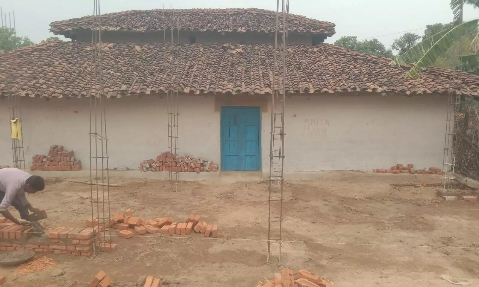 पिलर खुदाई के दौरान मिला खजाना, मजदूरों ने बांट लिया पिलर खुदाई के दौरान मिला खजाना, मजदूरों ने बांट लिया