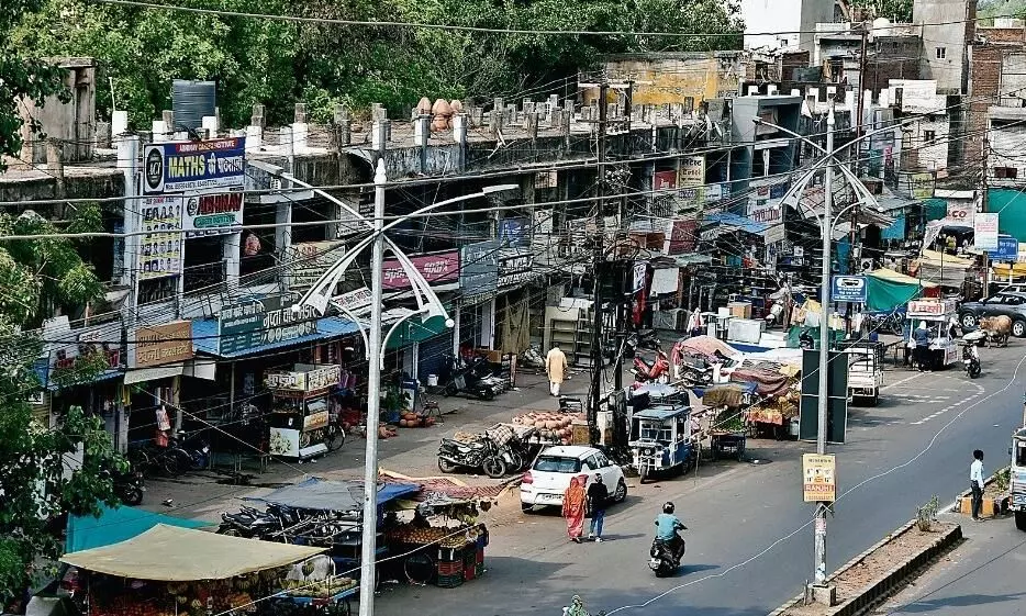 रांझी आदर्श मार्केट में अतिक्रमण निगल गई पार्किंग, दुकानों तक पहुंचना हुआ मुश्किल रांझी आदर्श मार्केट में अतिक्रमण निगल गई पार्किंग, दुकानों तक पहुंचना हुआ मुश्किल