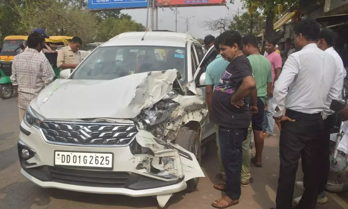 कोलगवां थाना अंतर्गत रीवा रोड पर बेकाबू कार ने टू-व्हीलर और इनोवा को मारी टक्कर कोलगवां थाना अंतर्गत रीवा रोड पर बेकाबू कार ने टू-व्हीलर और इनोवा को मारी टक्कर