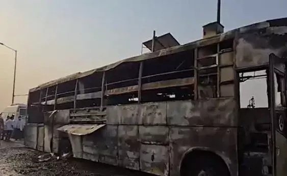 बिहार से दिल्ली जा रही एक स्लीपर बस में लगी आग, कई यात्री झुलसे बिहार से दिल्ली जा रही एक स्लीपर बस में लगी आग, कई यात्री झुलसे