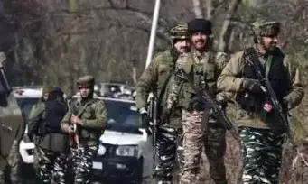 जम्मू कश्मीर के त्राल में सुरक्षाबलों ने एक आतंकी को किया ढेर, मुठभेड़ जारी जम्मू कश्मीर के त्राल में सुरक्षाबलों ने एक आतंकी को किया ढेर, मुठभेड़ जारी