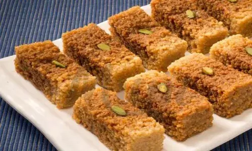 अब घर के बने मिल्क केक से कराएं मेहमानों का मुंह मीठा, कुछ इस तरह बनाएं मुंह में रखते ही घुल जाने वाली मिठाई